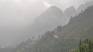 Ha Giang vilayetindeki dağlar, Vietnam.