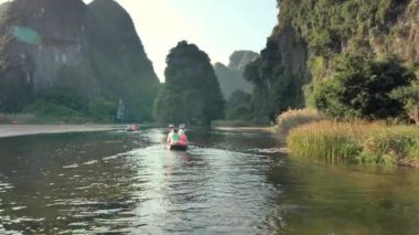 Ninh Binh, Vietnam 'da bir nehirde tekneler