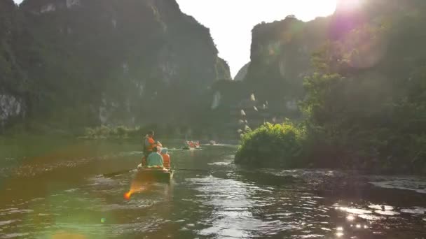 越南宁边一条河上的船只 — 图库视频影像