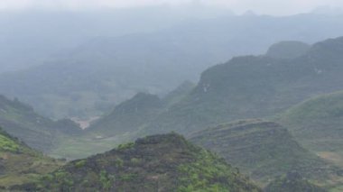 Ha Giang vilayetindeki dağlar, Vietnam.