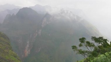 Ha Giang vilayetindeki dağlar, Vietnam.