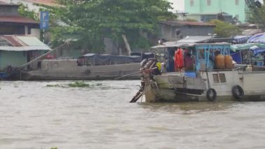 Vietnam 'daki Mekong Deltası. Teknenin manzarası. Cai Güney Vietnam 'da yüzen bir pazar olacak..