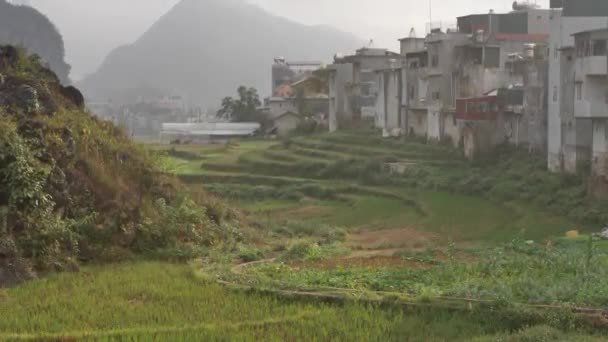 ベトナムの伝統的な町の近くの山 — ストック動画