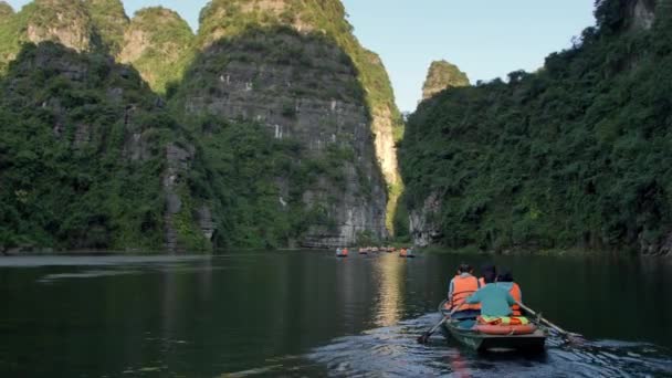 ニンビン ベトナムの川の上のボート — ストック動画