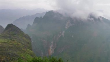 Sonbaharda güneşli bir günde güzel tepeler manzarası.