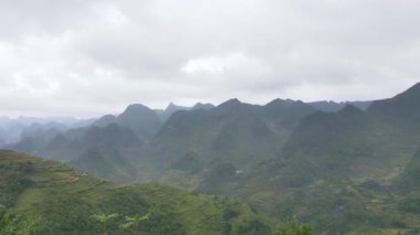 Sonbaharda güneşli bir günde güzel tepeler manzarası.