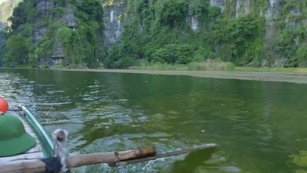 ニンビン ベトナムの川の上のボート — ストック動画