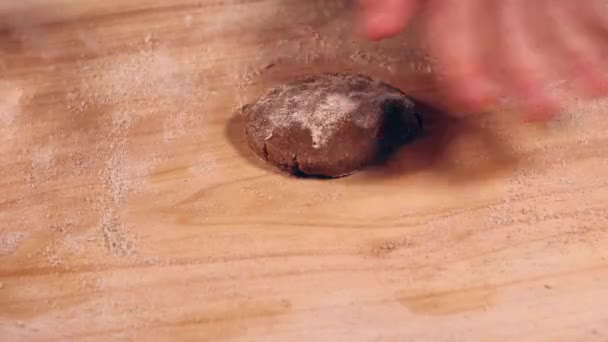 케이크를 만드는 손으로 반죽을 반죽하는 장면을 클로즈업 — 비디오