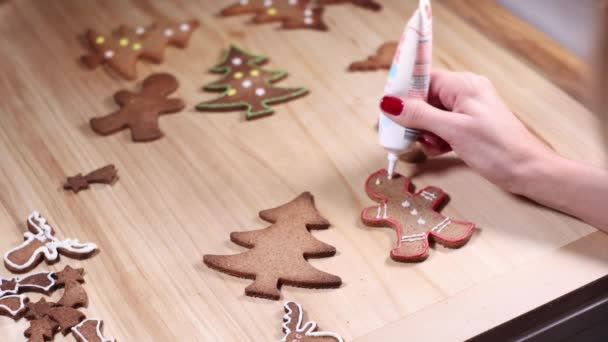 クリスマスのためにジンジャーブレッドクッキーを準備する人 切断開始 トナカイ クリスマスツリーとジンジャーブレッドの男性 — ストック動画