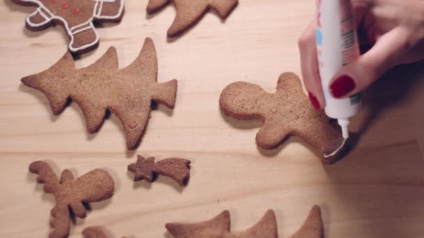 Persoon Bereidt Peperkoek Koekjes Voor Kerstmis Snijstart Rendieren Kerstbomen Peperkoek — Stockvideo