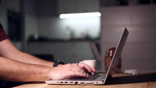 Dorośli Pracujący Domu Osoba Pisząca Klawiaturze Laptopa Poranna Kawa Podczas — Wideo stockowe