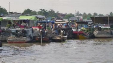 Vietnam 'daki Mekong Deltası. Teknenin manzarası. Cai Güney Vietnam 'da yüzen bir pazar olacak..
