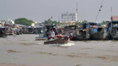 Vietnam 'daki Mekong Deltası. Teknenin manzarası. Cai Güney Vietnam 'da yüzen bir pazar olacak..