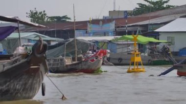 Vietnam 'daki Mekong Deltası. Teknenin manzarası. Cai Güney Vietnam 'da yüzen bir pazar olacak..