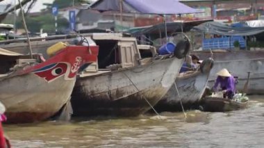 Vietnam 'daki Mekong Deltası. Teknenin manzarası. Cai Güney Vietnam 'da yüzen bir pazar olacak..