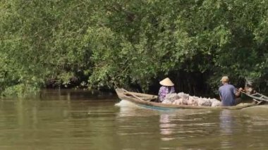 Vietnam 'daki Mekong Deltası. Teknenin manzarası. Cai Güney Vietnam 'da yüzen bir pazar olacak..