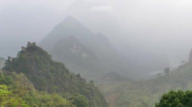 Sonbaharda güneşli bir günde güzel tepeler manzarası.