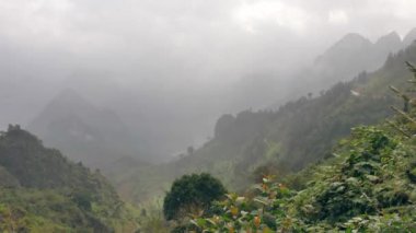 Sonbaharda güneşli bir günde güzel tepeler manzarası.