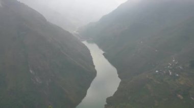 Sonbaharda güneşli bir günde güzel tepeler manzarası.