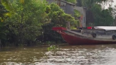 Vietnam 'daki Mekong Deltası. Teknenin manzarası. Cai Güney Vietnam 'da yüzen bir pazar olacak..