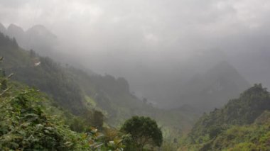 Sonbaharda güneşli bir günde güzel tepeler manzarası.
