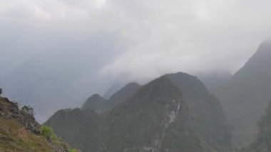 Sonbaharda güneşli bir günde güzel tepeler manzarası.