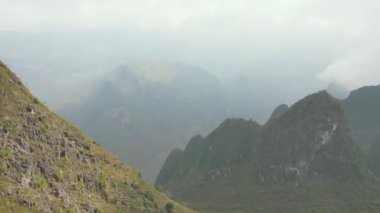Sonbaharda güneşli bir günde güzel tepeler manzarası.