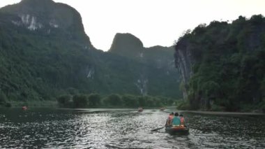 Ninh Binh, Vietnam 'da bir nehirde tekneler