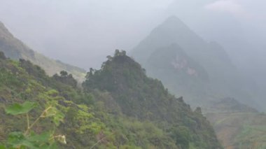 Sonbaharda güneşli bir günde güzel tepeler manzarası.