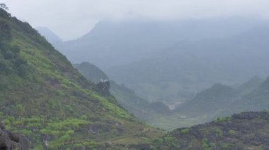 Sonbaharda güneşli bir günde güzel tepeler manzarası.