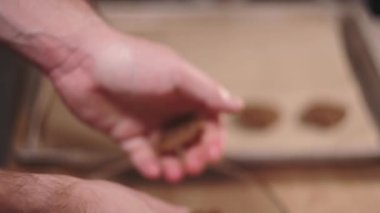 Kek hazırlayan kişi. Erkek ellerinin hamuru yoğurduğu görüntüleri kapat..