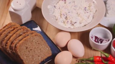 Kahvaltı için süzme peynir hazırlığı..