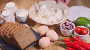 Kahvaltı için süzme peynir hazırlığı..