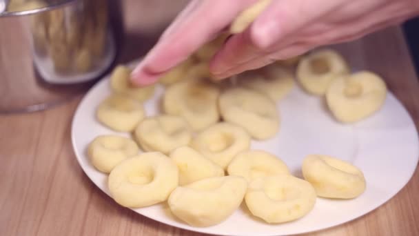 Mutfakta Silezi Eriştesi Hazırlayan Kişi — Stok video