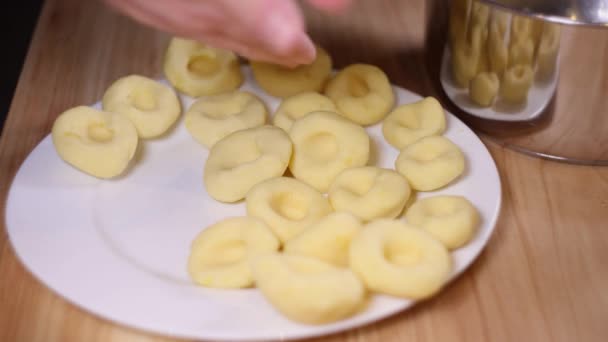 Mutfakta Silezi Eriştesi Hazırlayan Kişi — Stok video