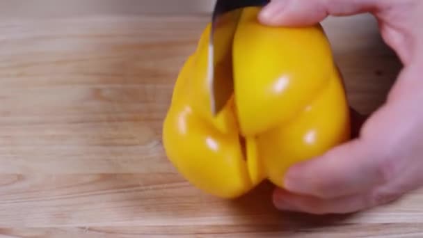 Amatör Adam Evde Sebze Kesiyor Vejetaryen Yemeği Hazırlayan Kişinin Görüntülerini — Stok video