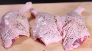 Mutfak masasında çiğ ördek bacağı..