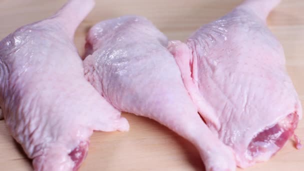 Pattes Canard Crues Sur Une Table Cuisine — Video