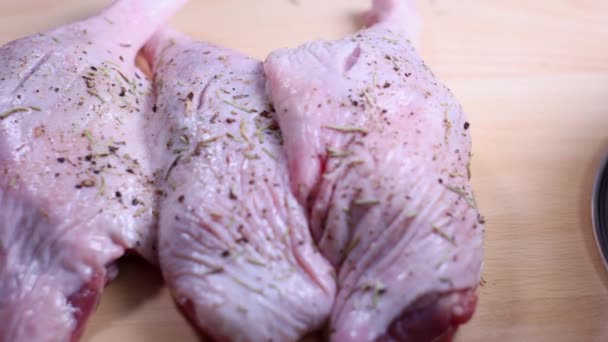 Pernas Pato Cruas Uma Mesa Cozinha — Vídeo de Stock