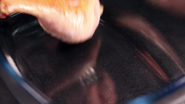 鍋に鴨の足を揚げ — ストック動画