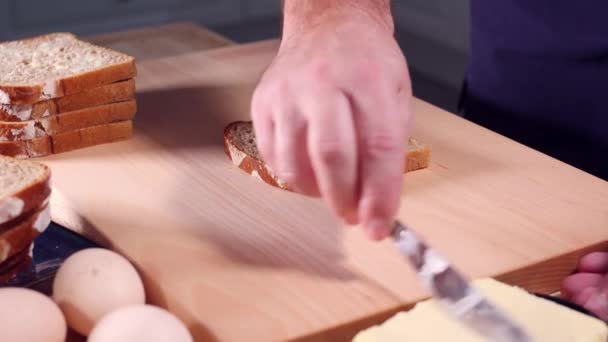 Namazání Másla Plátek Chleba — Stock video