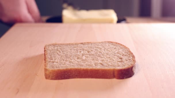 パンのスライスにバターを広げる — ストック動画