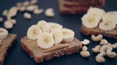 Vejetaryen sandviçin hazırlanması: muz ve fıstık ezmesi.