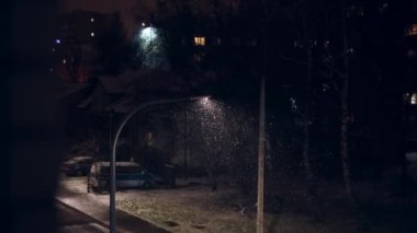 Sakin bir akşam, kar yavaşça yağıyor ve caddeyi kaplıyor..