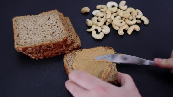 Preparación Sándwich Vegano Plátano Mantequilla Maní — Vídeo de stock