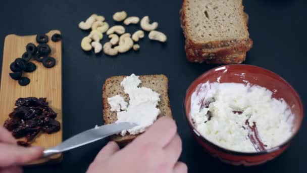 Příprava Sendviče Tvarohem Sušenými Rajčaty Olivami Zdravá Vegetariánská Snídaně — Stock video