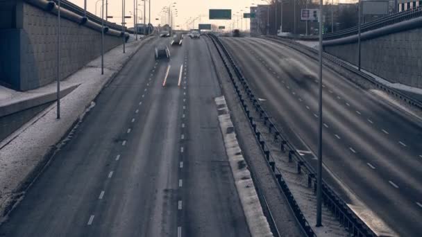 交通時間が短い ヨーロッパの首都の夜のトラフィック 4Kビデオ — ストック動画