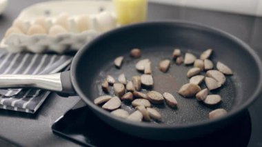 Kahvaltı için omlet hazırlıyorum..