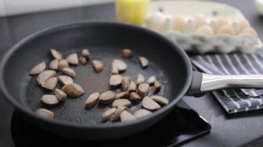 Kahvaltı için omlet hazırlıyorum..