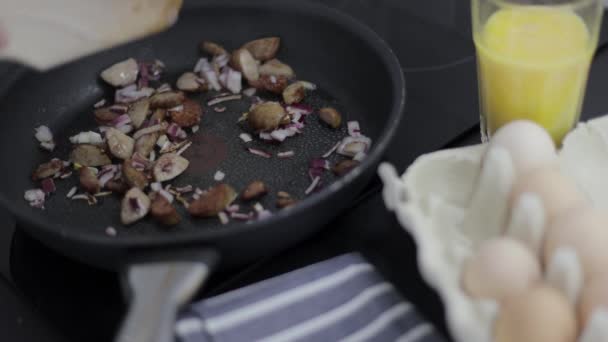 Příprava Omelety Snídani — Stock video